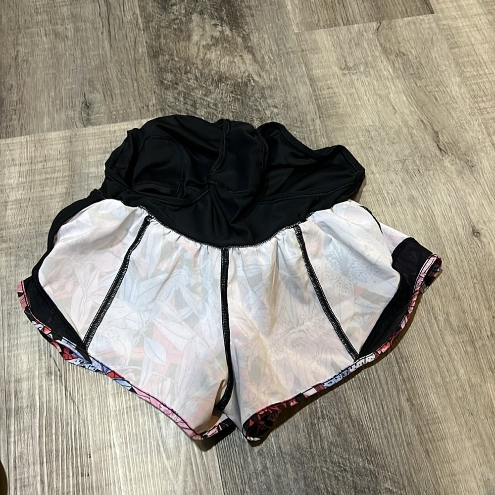 🛍️BOGO FREE Lululemon Hotty Hot Lush Lillies Multi Black size 2 - Picture 9 of 11